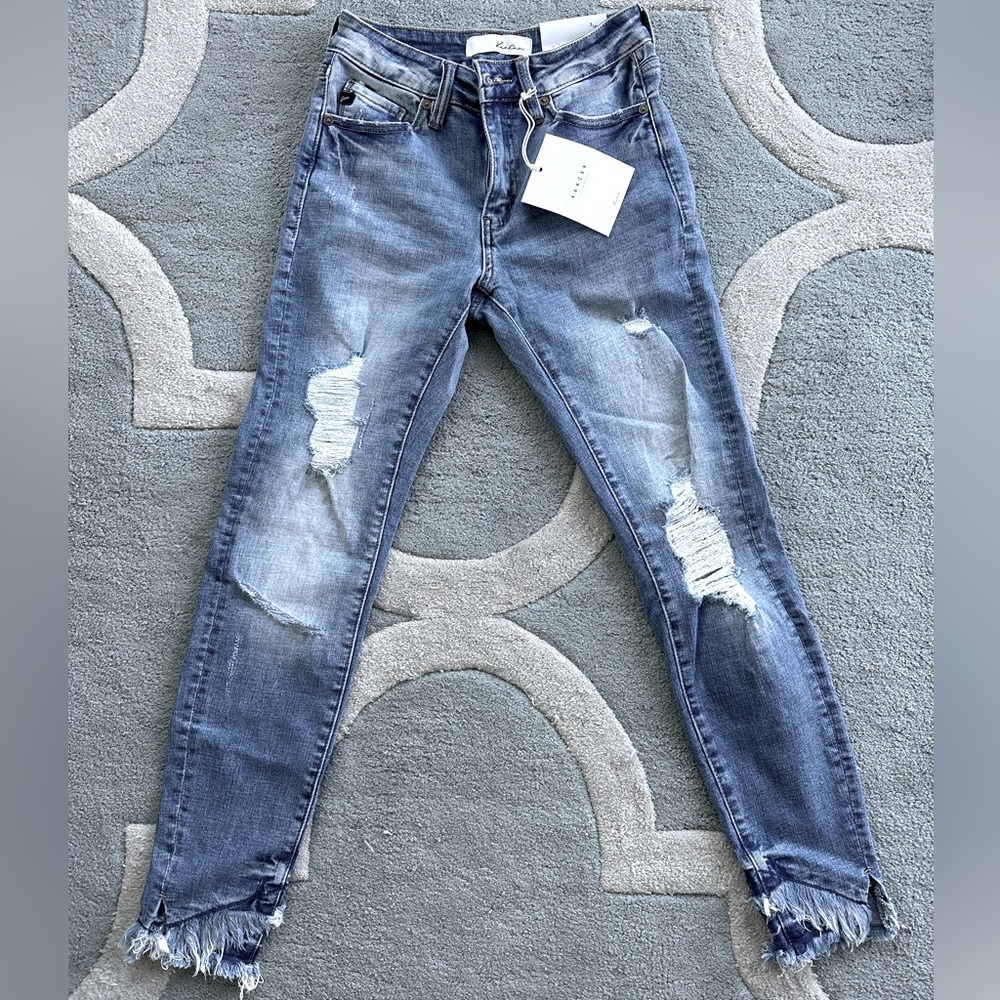 NWT!! Women’s KanCan frayed hem jeans